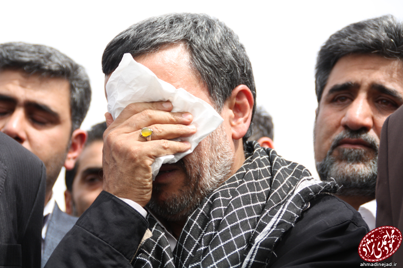 گریه احمدی‌نژاد در یادمان شهدای طلائیه+تصاویر