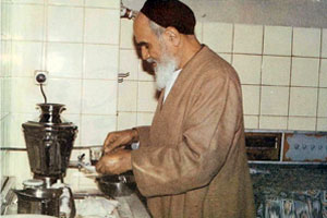حضرت امام در حال ریختن چای در آشپزخانه+عکس