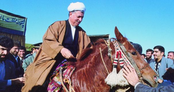 هاشمی رفسنجانی سوار بر یک اسب +عکس