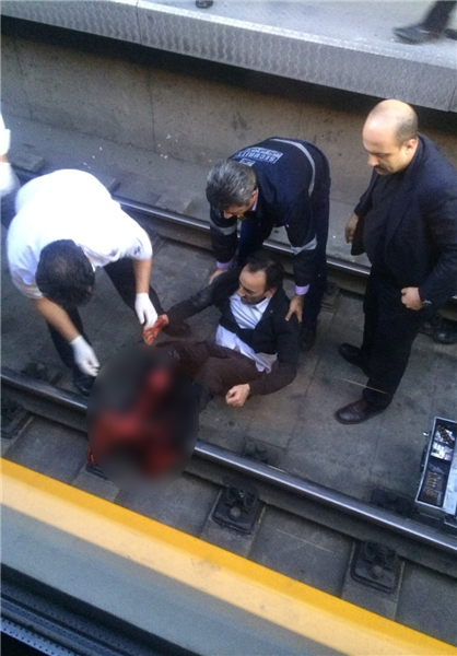 خودکشی مرد ۵۰ ساله در متروی صادقیه!+عکس