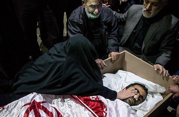وداع مادر شهید مدافع حرم با پسرش+عکس