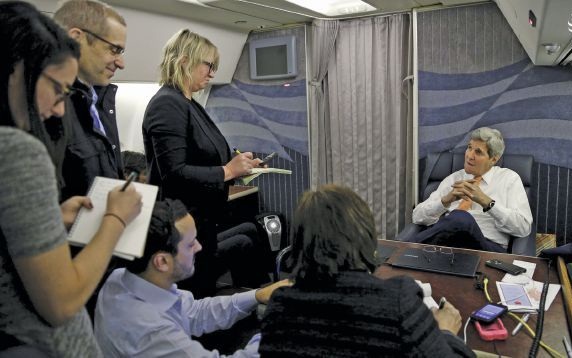 عکس/ نشست خبری جان کری در هواپیما