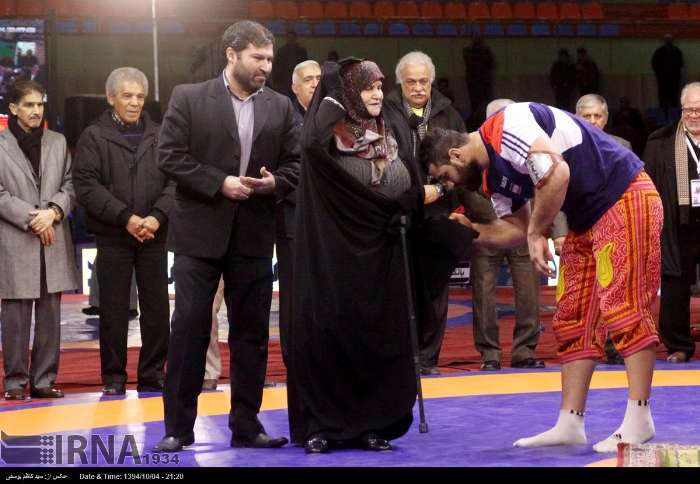 بوسه پهلوان ایران بر چادر 