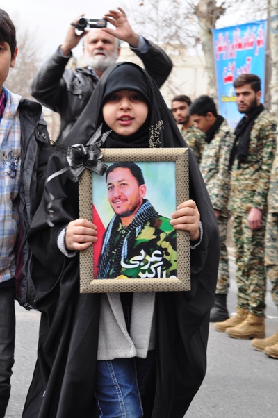 فرزندان شهید مدافع حرم در کنار تابوت پدر+عکس