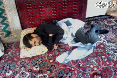 خواب و استراحت احمدی‌نژاد با کت و شلوار+عکس
