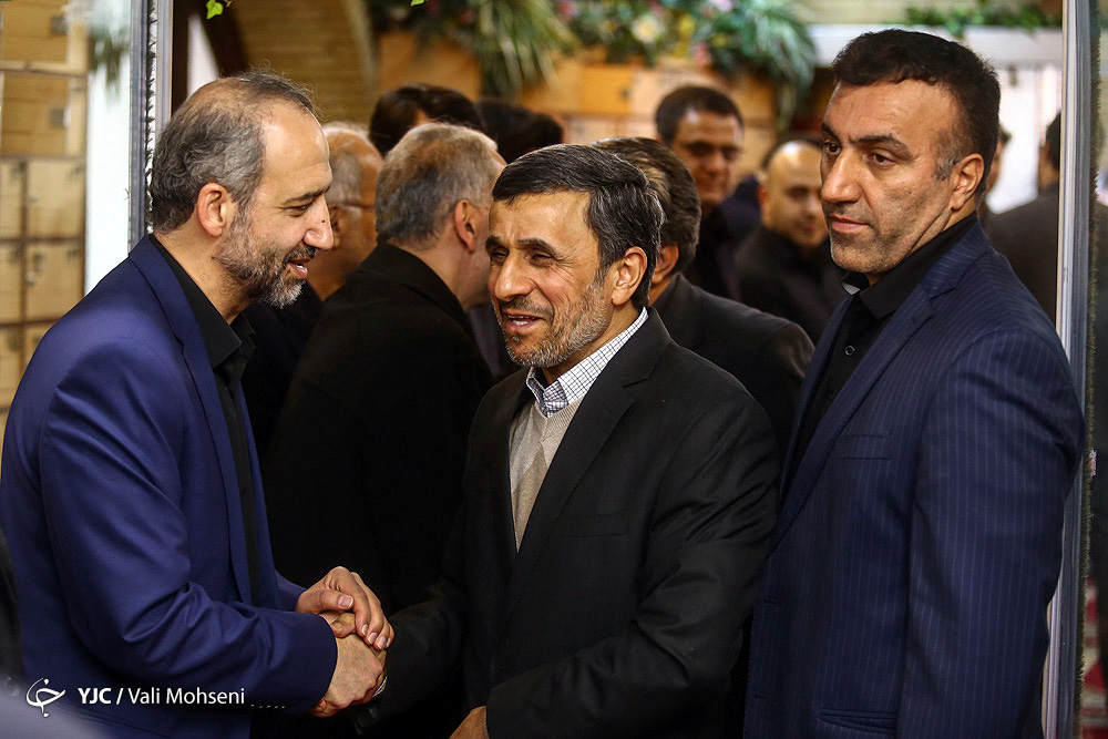 احمدی‌نژاد در مراسم ترحیم خواهر سرافراز +عکس