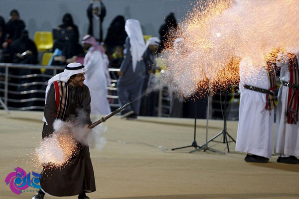 مراسم رقص سعودی‌ها با تفنگ سرپُر باروتی+تصاویر