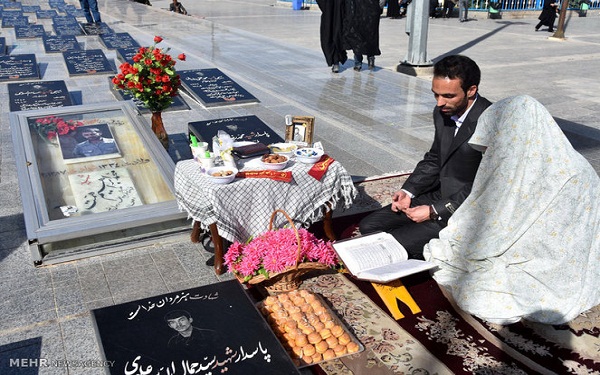 عکس/ ازدواج زوج جوان یزدی بر سر مزار شهید همت