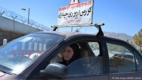 علاقه زنان افغانستان به یادگیری رانندگی+ عکس