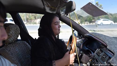 علاقه زنان افغانستان به یادگیری رانندگی+ عکس