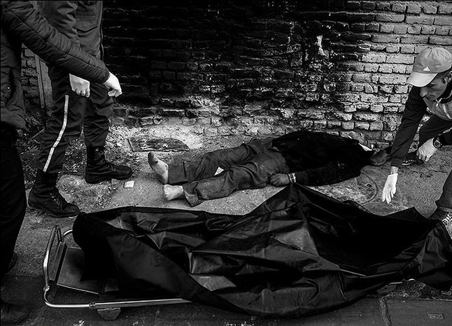 مرگ یک کارتن خواب در سرما/عکس