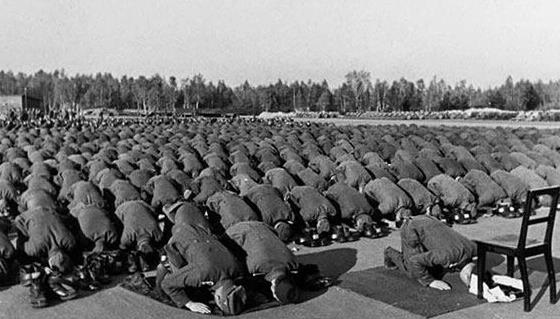 عکس/ نماز جماعت لشکر هیتلر