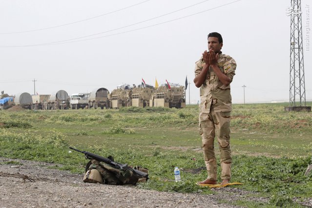 نماز سرباز عراقی قبل از اعزام به عملیات+عکس