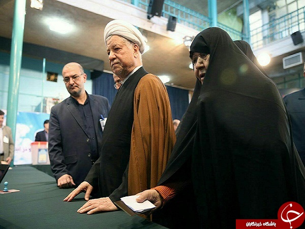 هاشمی و همسرش در حال رای دادن +عکس