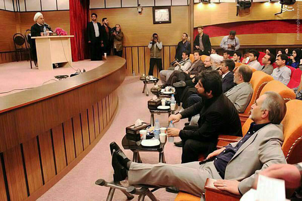 بی ادبی حسین فریدون به میهمانان یک جلسه رسمی + عکس