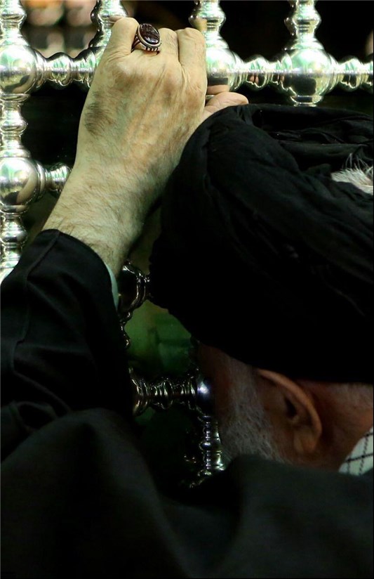 رهبر انقلاب در جوار ضریح حضرت امام رضا(ع)+تصاویر