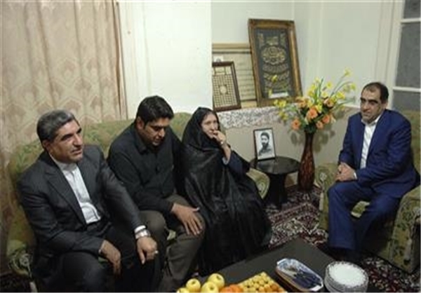 دیدار وزیر بهداشت با خانواده شهید رحیمی + عکس