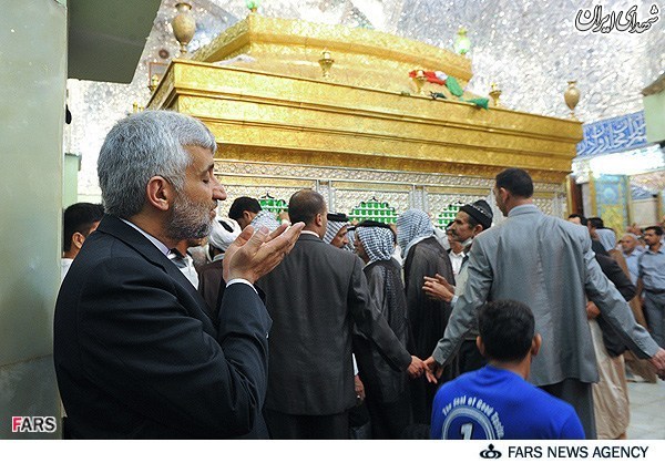 نماز سعید جلیلی در حرم امام حسین(ع) + عکس