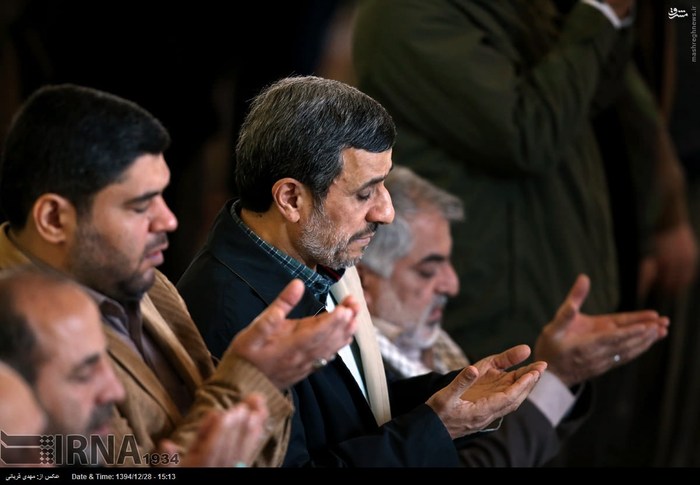 احمدی‌نژاد در آخرین نماز جمعه سال 94 +عکس
