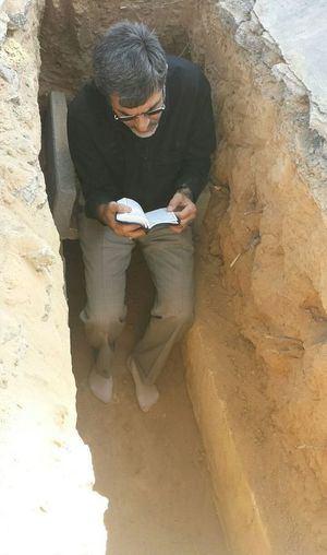 قرآن خواندن کوچک زاده در داخل قبر پدر + عکس