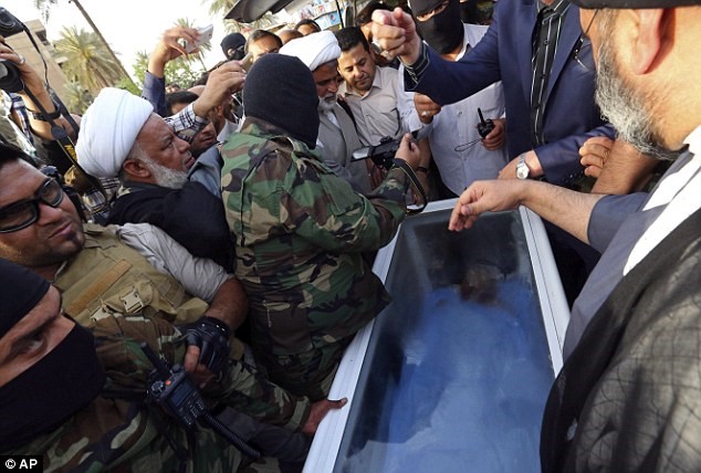 تحویل جسد معاون صدام به وزارت بهداشت+تصاویر