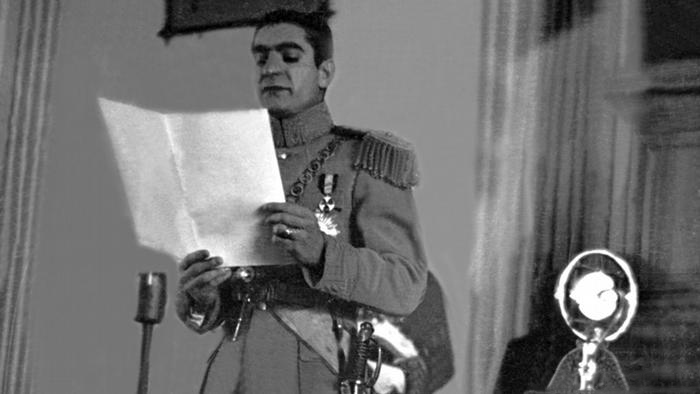 سوگند محمدرضا پهلوی پس از کناره‌گیری پدر+عکس