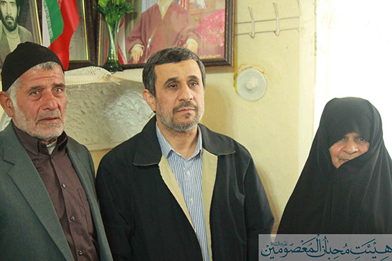 دیدار احمدی‌نژاد با خانواده شهدا در بابل+تصاویر
