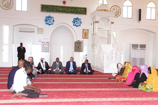 کری در حال سخنرانی مذهبی در مسجد!+عکس