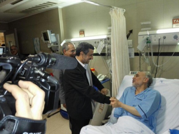 عیادت احمدی‌نژاد از صالحی در بیمارستان+عکس