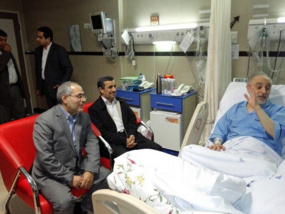 عیادت احمدی‌نژاد از صالحی در بیمارستان+عکس