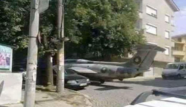یک هواپیمای جنگی در پارکینگ منزل!+عکس