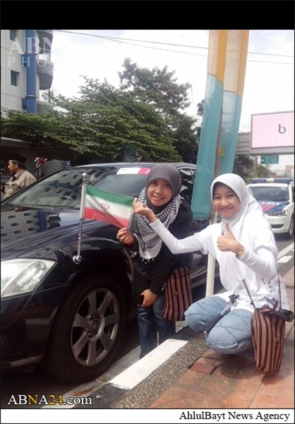 بوسه دختر اندونزیایی بر پرچم ایران + عکس