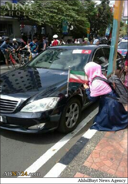 بوسه دختر اندونزیایی بر پرچم ایران + عکس