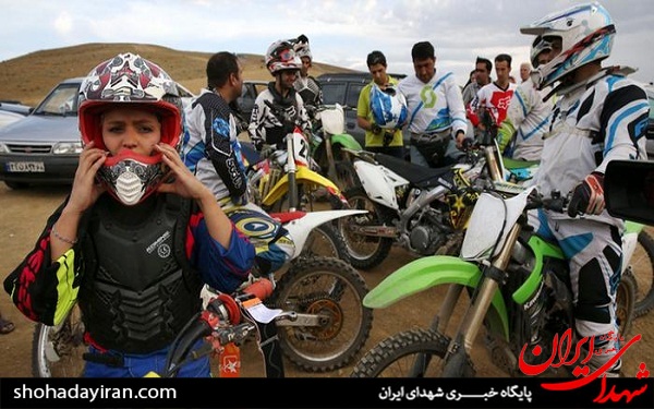 سوء استفاده رسانه های معاند از دختر موتورسوار ایرانی +عکس