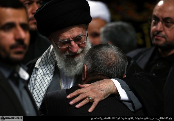حاج منصور ارضی در آغوش 
