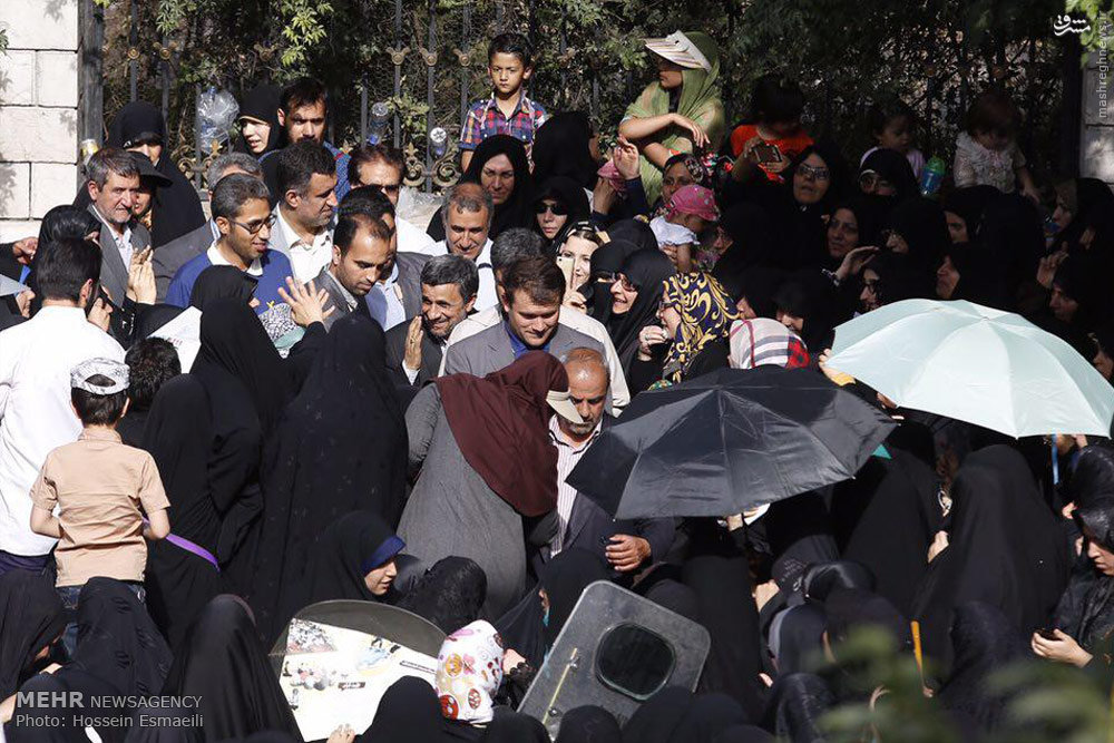 عکس/ احمدی نژاد در تشییع شهدای غواص