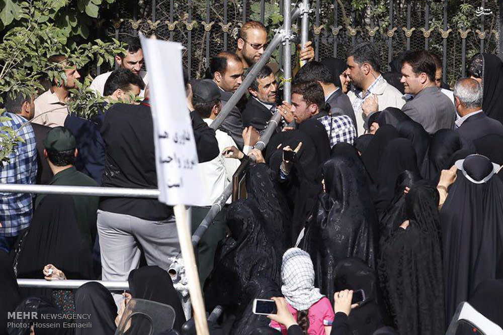 عکس/ احمدی نژاد در تشییع شهدای غواص