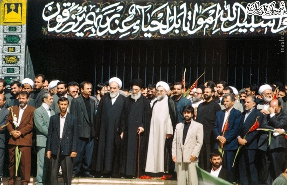 رهبر انقلاب و روحانی‌ در تشییع شهدا +عکس