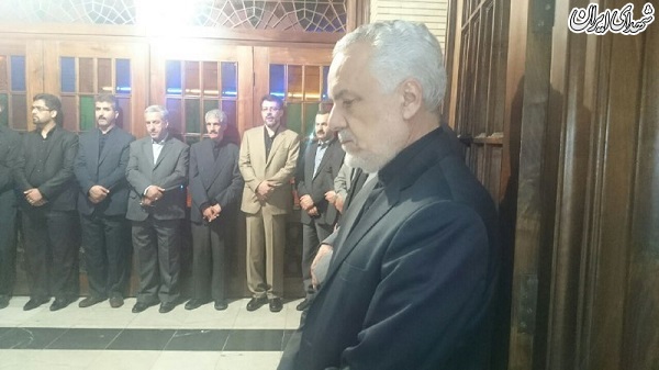حضور احمدی‌نژاد در ختم همسر رحیمی +عکس