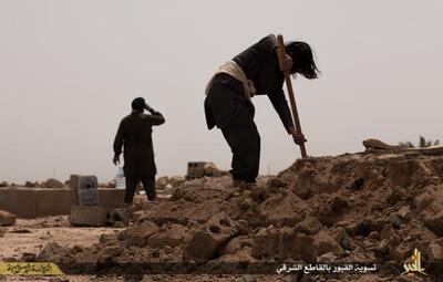 تصاویر/ حمله داعش به قبور مسلمانان‎