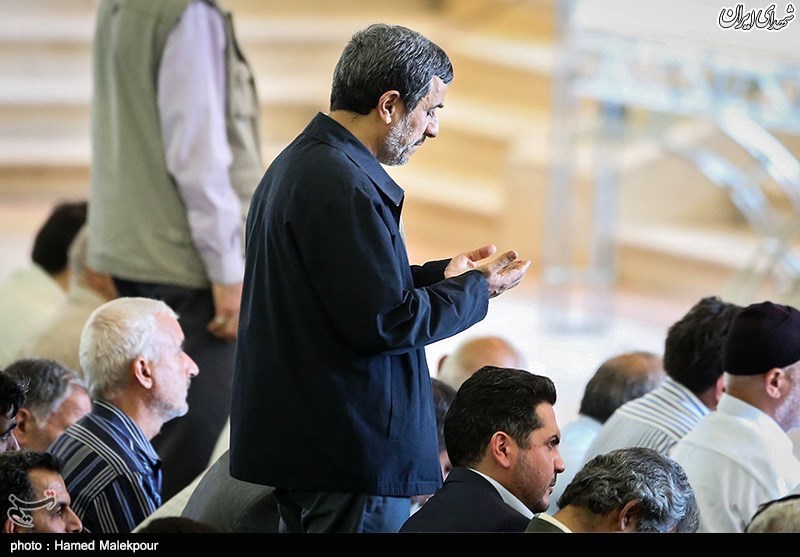 احمدی‌نژاد در اولین نمازجمعه ماه رمضان+عکس