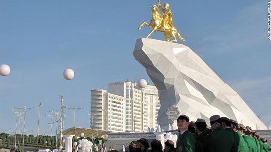 مجسمه طلای رئیس جمهور +عکس