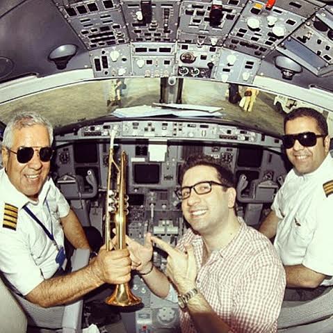 ساز زدن یک خواننده ایرانی در هواپیما! + عکس