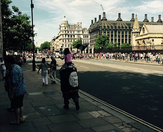 قدم زدن پدر و دختر با پرچم داعش در لندن !