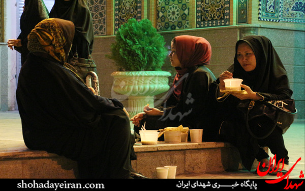 عکس/افطار در حرم حضرت عبدالعظیم (ع)