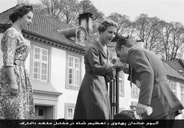 بوسیدن دست ملکه دانمارک توسط محمدرضا پهلوی +عکس