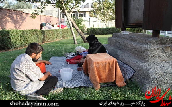 زندگی خواهر شهید در گوشه خیابان+ عکس