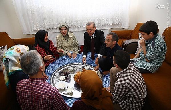 عکس/ اردوغان و همسرش میهمان سفره افطار فقرا