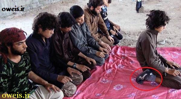 نماز جماعت تروریست‌های داعش با کفش +عکس