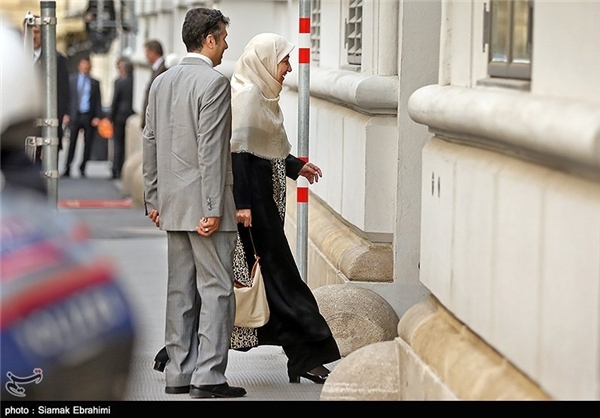 ورود همسر ظریف به محل برگزاری مذاکرات+عکس
